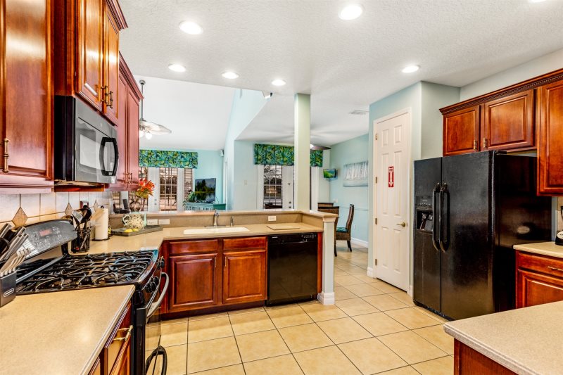 Large 6 Bed Formosa Gardens — photo 8