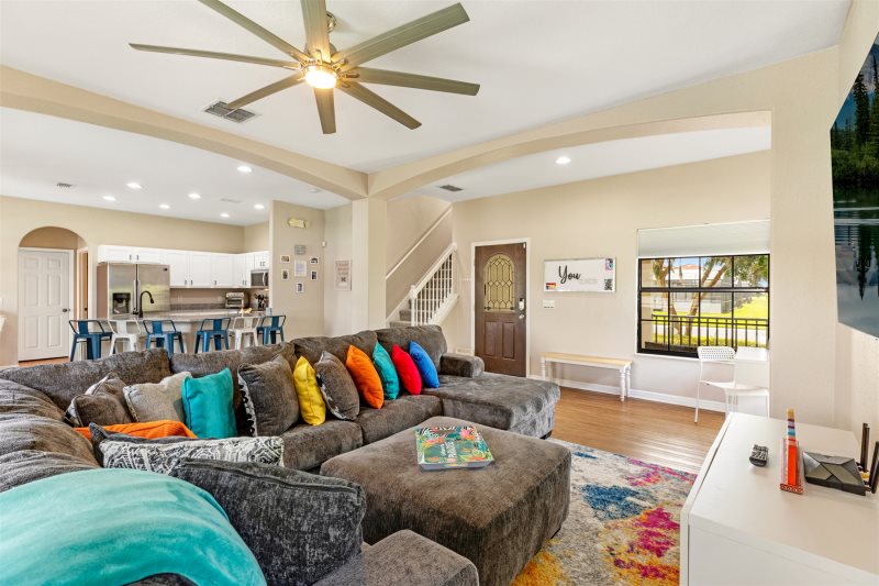 Modern 4 Bedroom High Grove Villa — photo 3