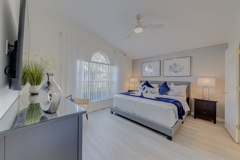 Stunning Newly Renovated Home With A Large East Facing Pool — photo 7