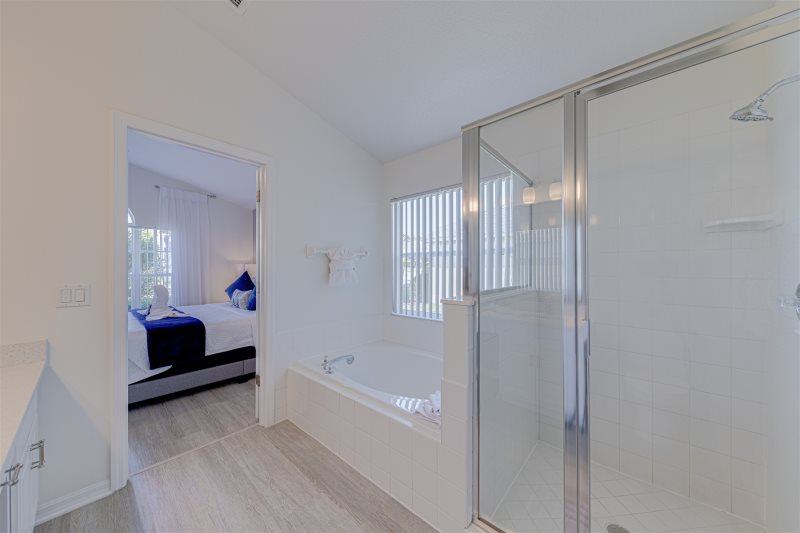 Stunning Newly Renovated Home With A Large East Facing Pool — photo 8