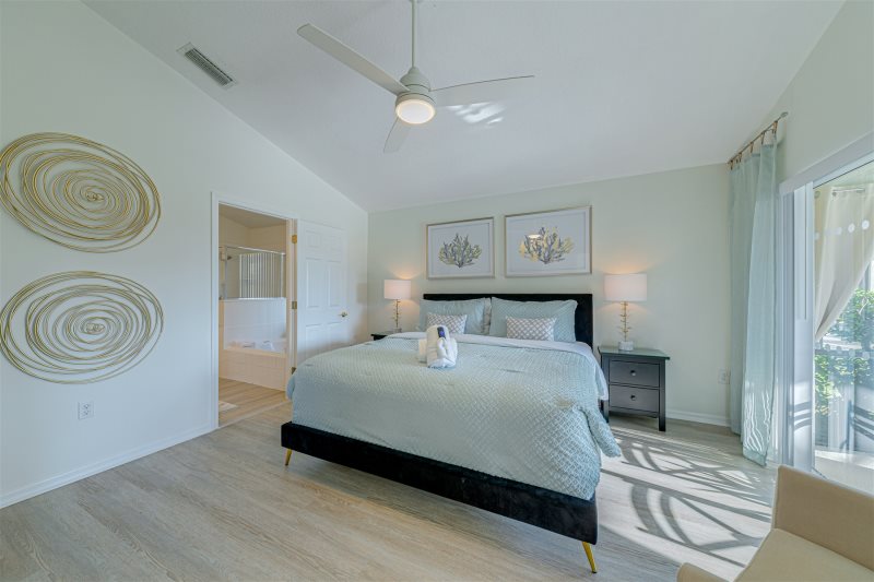 Stunning Newly Renovated Home With A Large East Facing Pool — photo 9