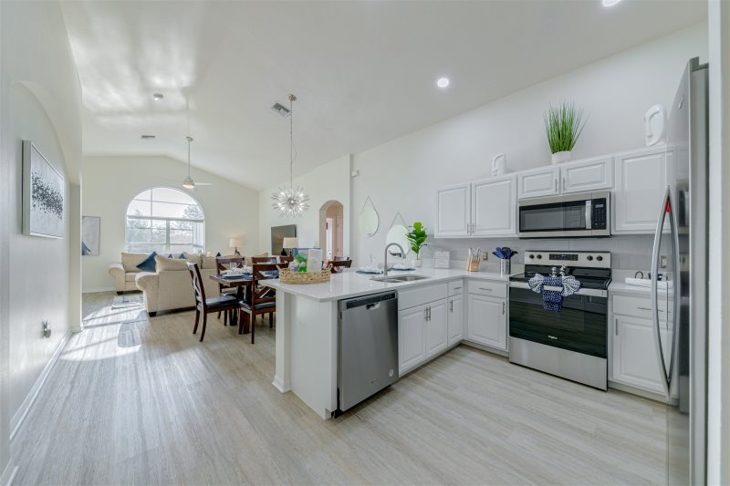 Stunning Newly Renovated Home With A Large East Facing Pool — photo 4
