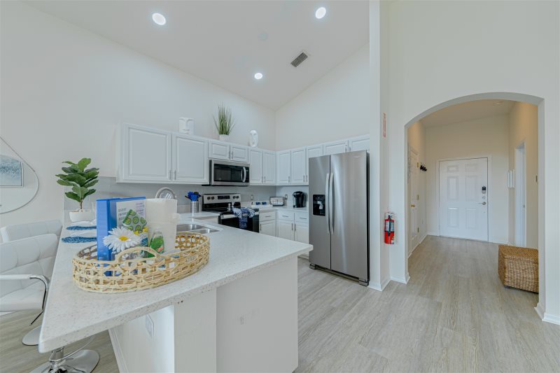 Stunning Newly Renovated Home With A Large East Facing Pool — photo 5
