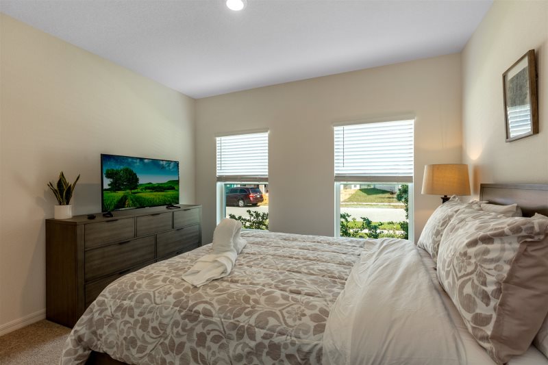 Beautiful 5 Bed 4 Bath Laurel Estates Villa Rental — photo 10