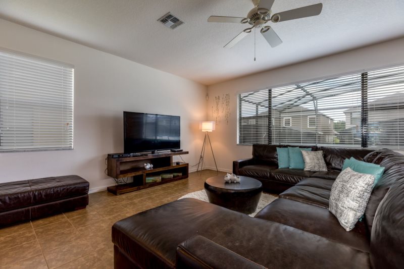 Gorgeous South Facing 5 Bed Providence Rental — photo 3