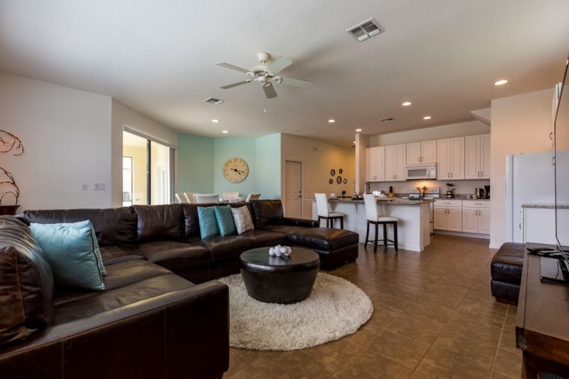 Gorgeous South Facing 5 Bed Providence Rental — photo 4