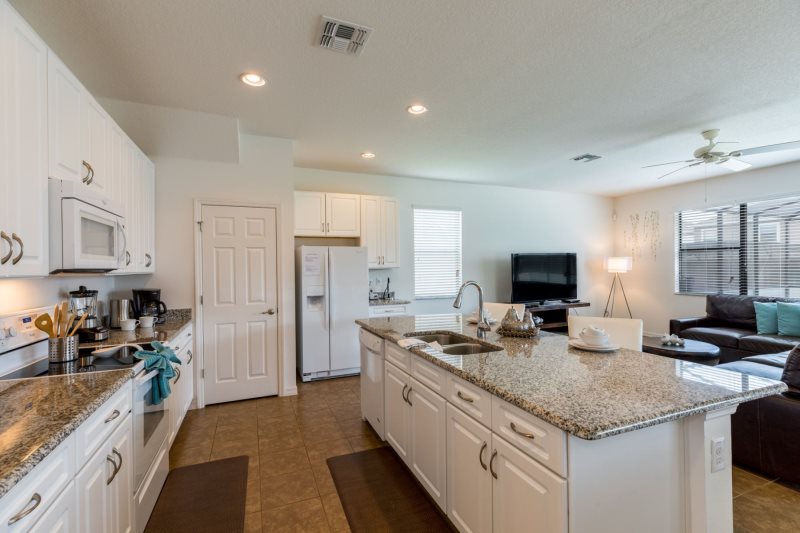 Gorgeous South Facing 5 Bed Providence Rental — photo 6