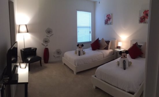 Gorgeous South Facing 5 Bed Providence Rental — photo 10